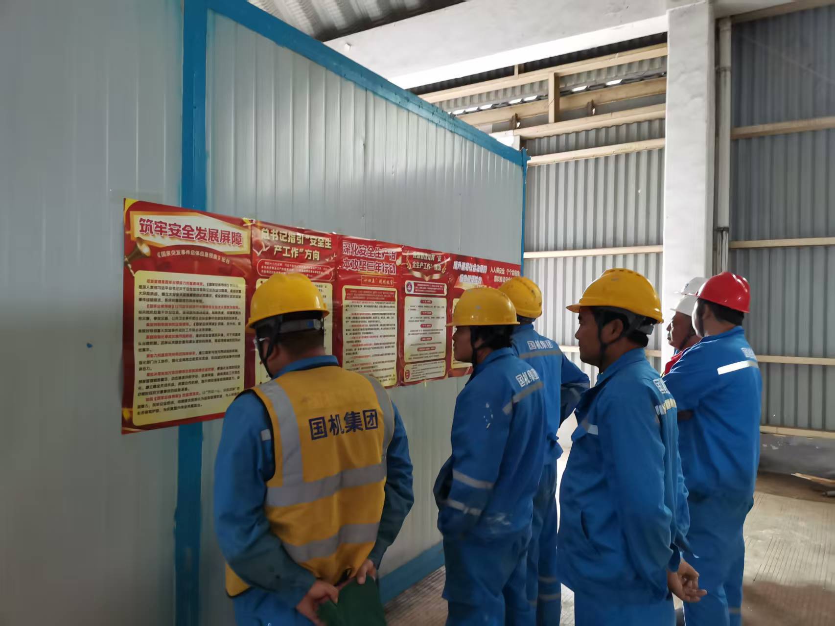 中儲糧武漢項目員工觀看學習安(ān)全生產月宣傳掛畫(huà).jpg